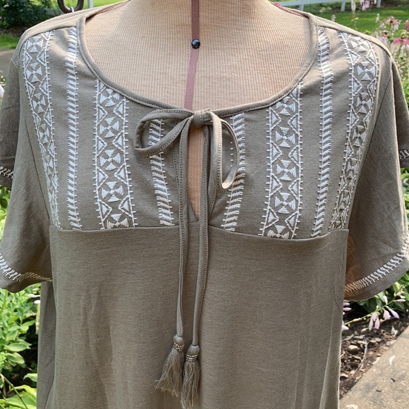 Women’s 2X top Adrianna Papell olive cap sleeve - Picture 2 of 6